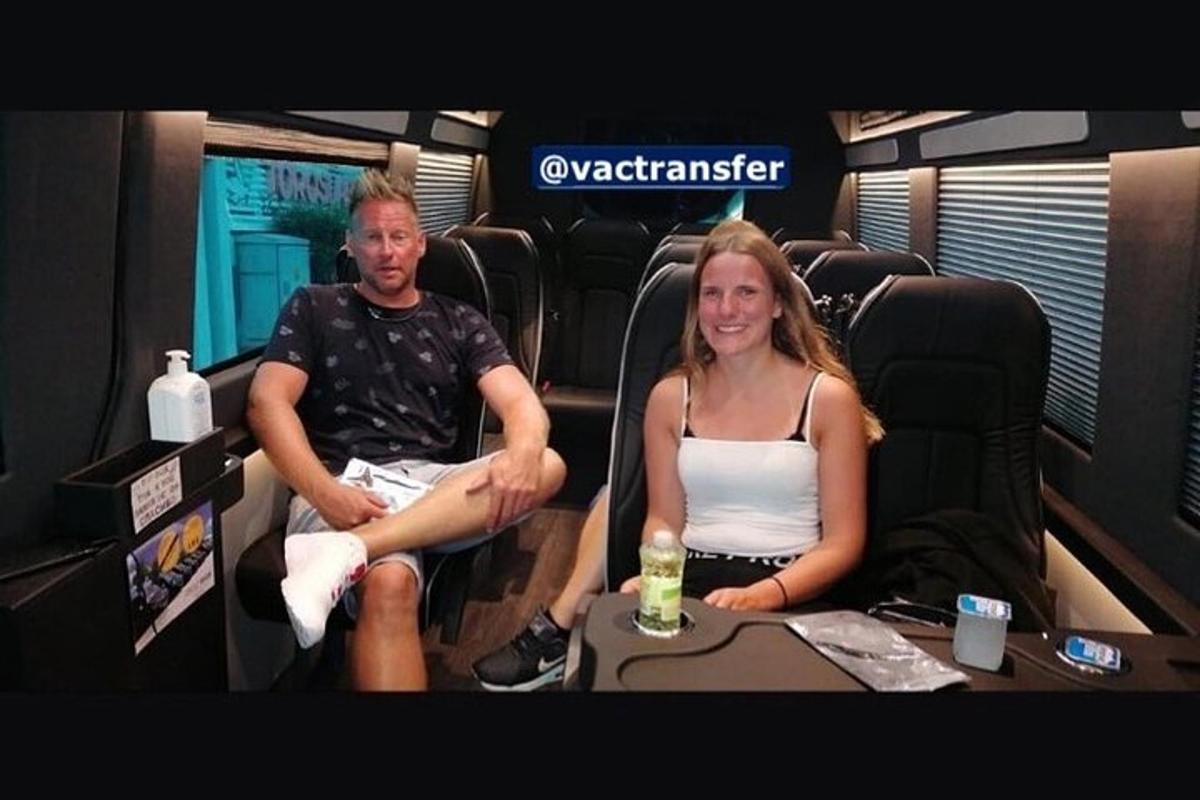 un home i una dona asseguts en un tren