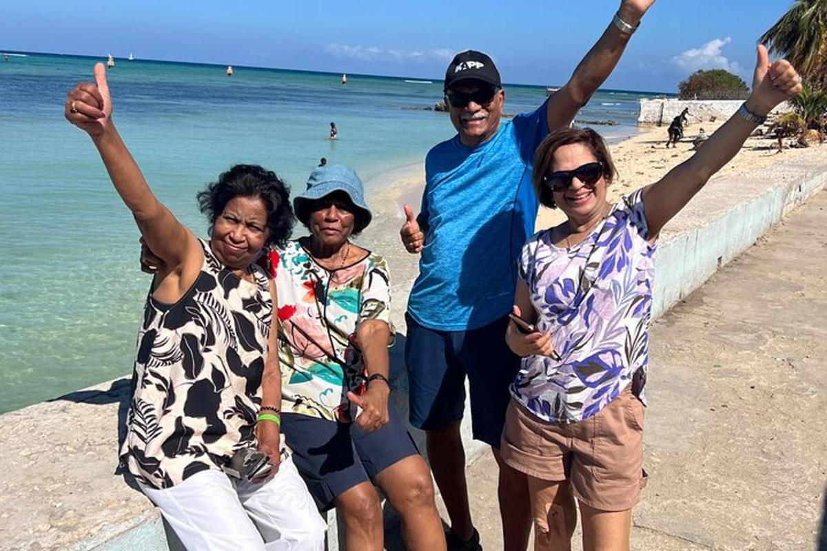 un gruppo di persone in piedi sulla spiaggia