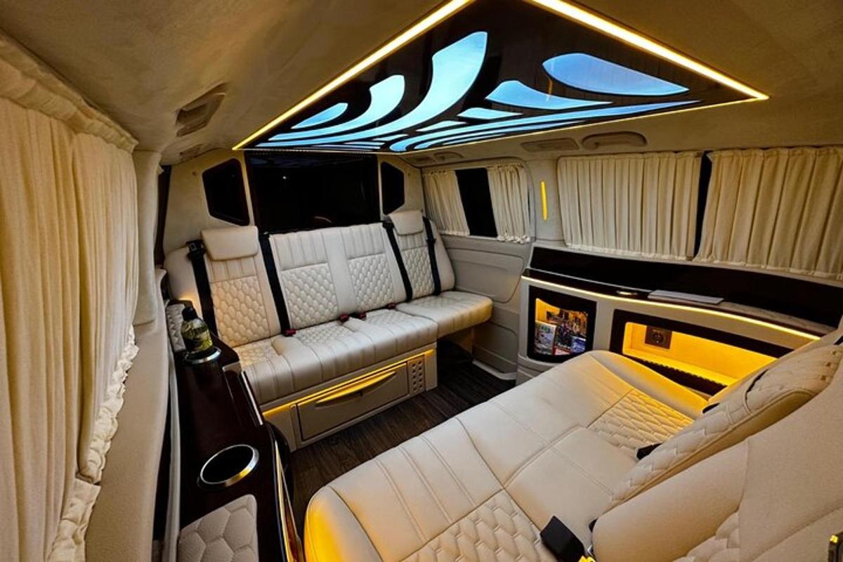 une pièce avec un canapé et des chaises dans une camionnette