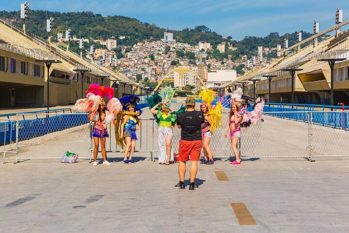 un gruppo di persone vestite in costume in piedi in uno stadio