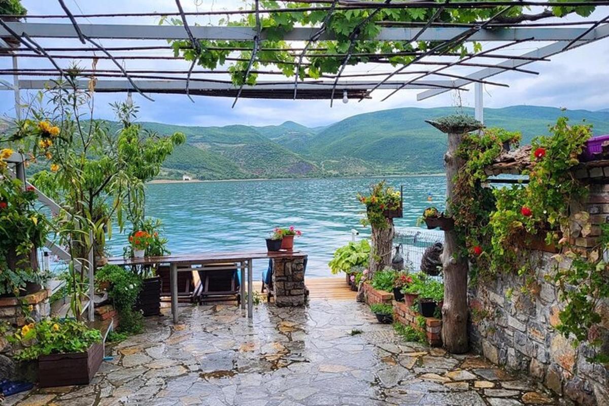 un patio esterno con vista sul lago