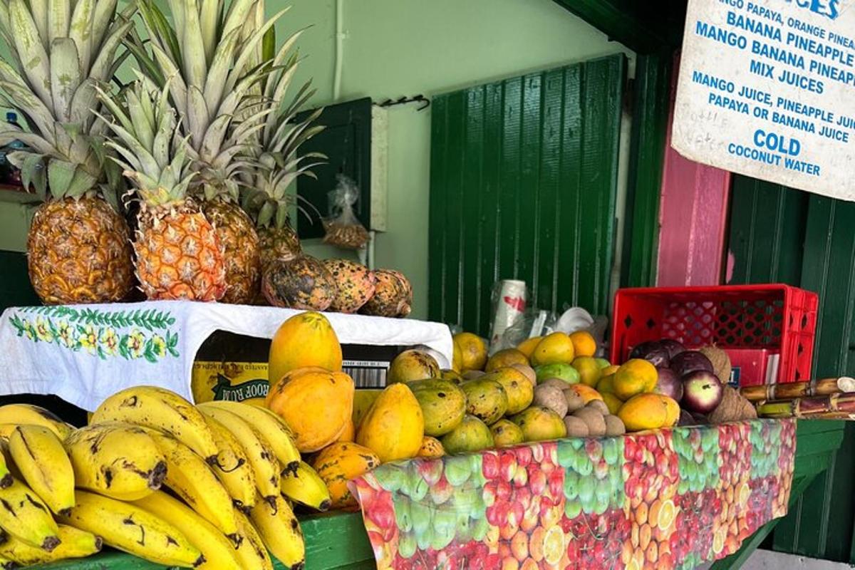 una bancarella di frutta con banane e altri frutti in esposizione