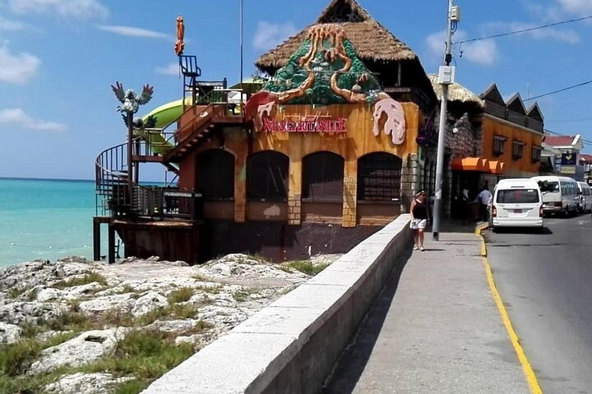 un bâtiment au bord d'une route à côté de l'océan
