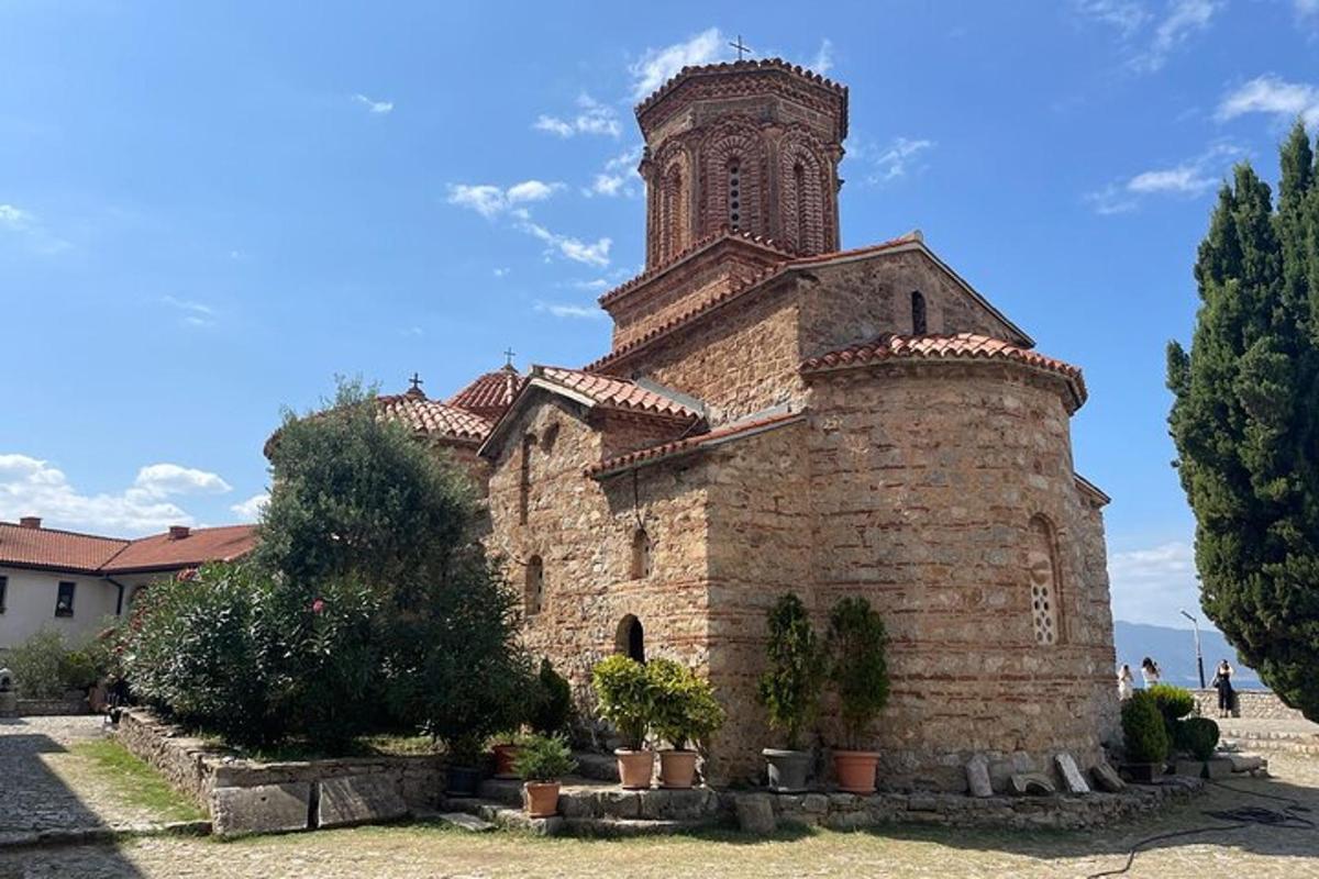 un vecchio edificio in mattoni con una torre in cima