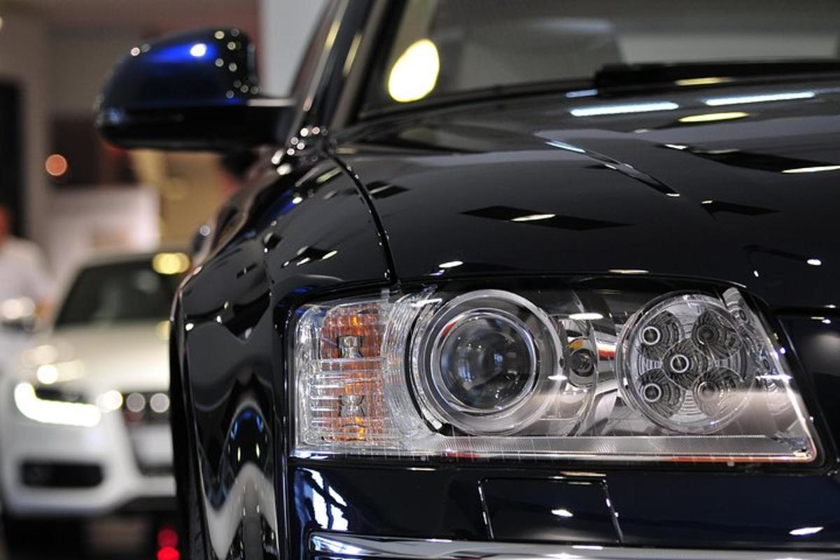 gambar dekat kereta hitam dengan polis