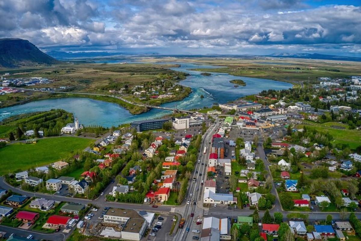 zračni pogled na mesto in reko