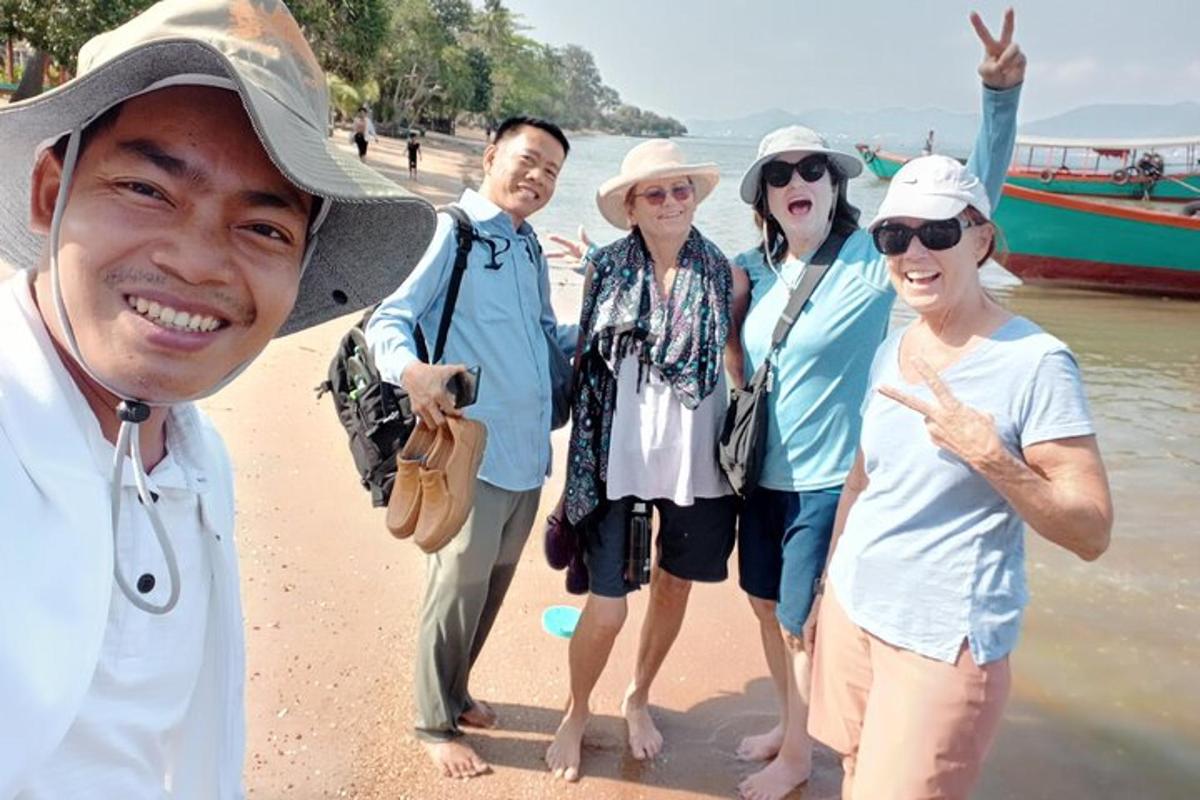 sekelompok orang berdiri di pantai