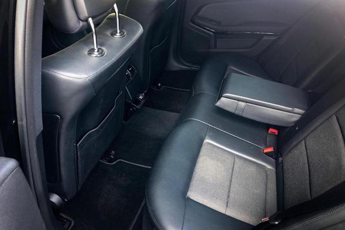 uma vista do banco traseiro de um carro