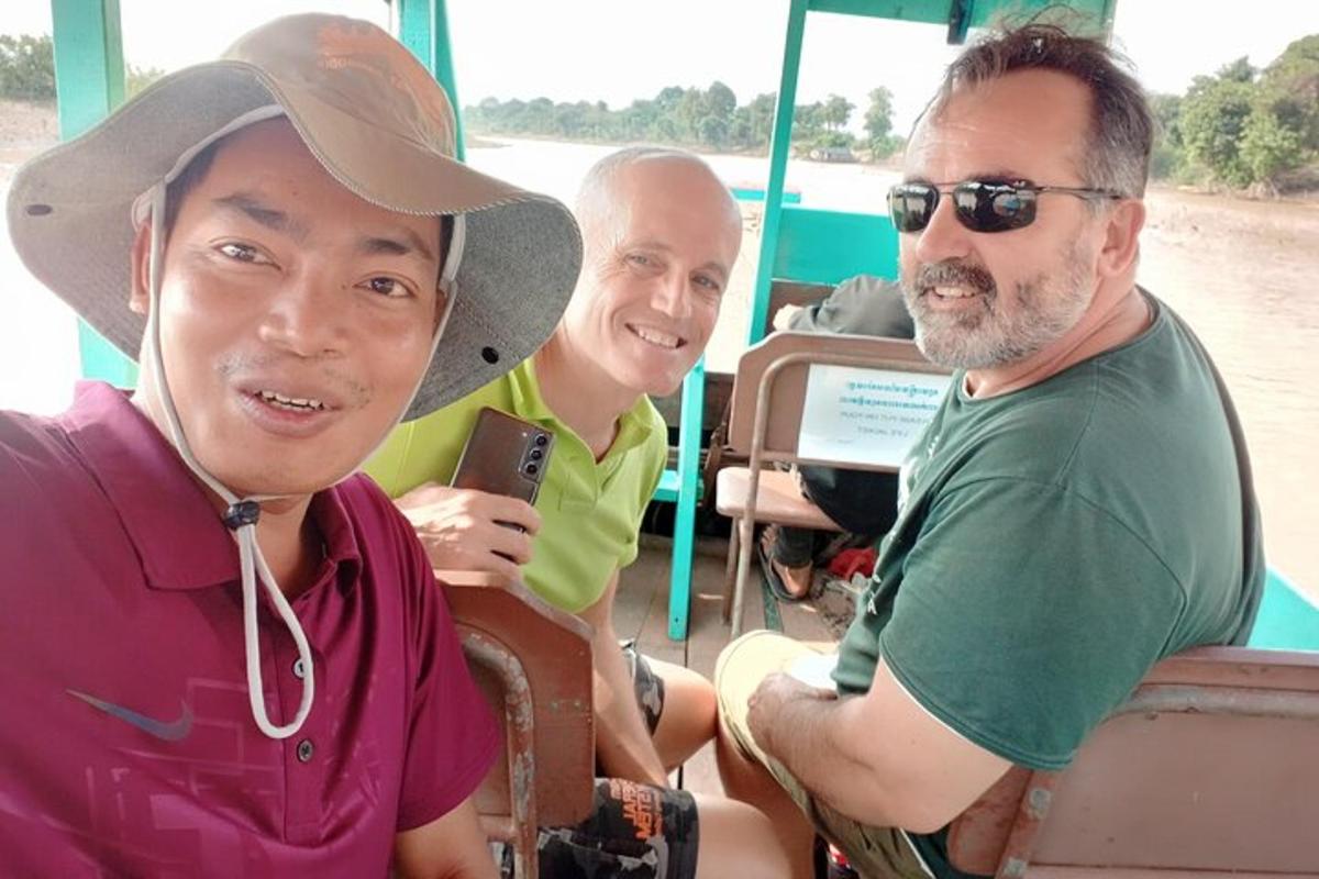 sekelompok tiga pria yang mengendarai perahu