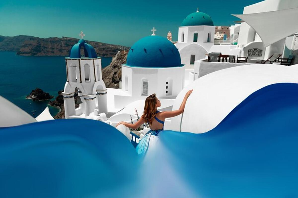 una donna in un vestito blu seduta in cima a edifici bianchi