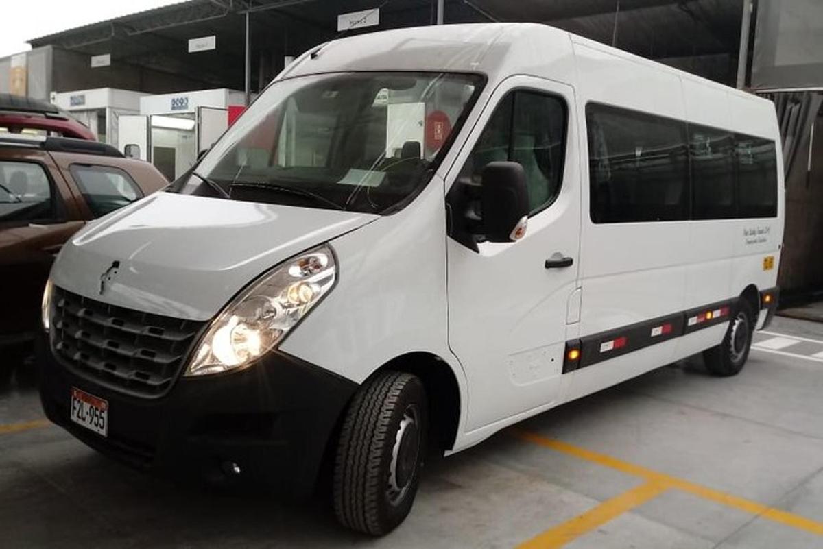 sebuah van putih diletakkan di tempat letak kereta