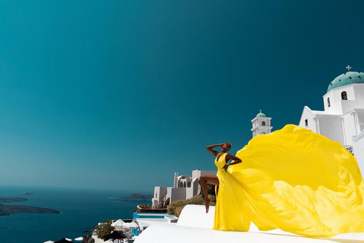 un mantello giallo appoggiato sulla cima di un edificio bianco