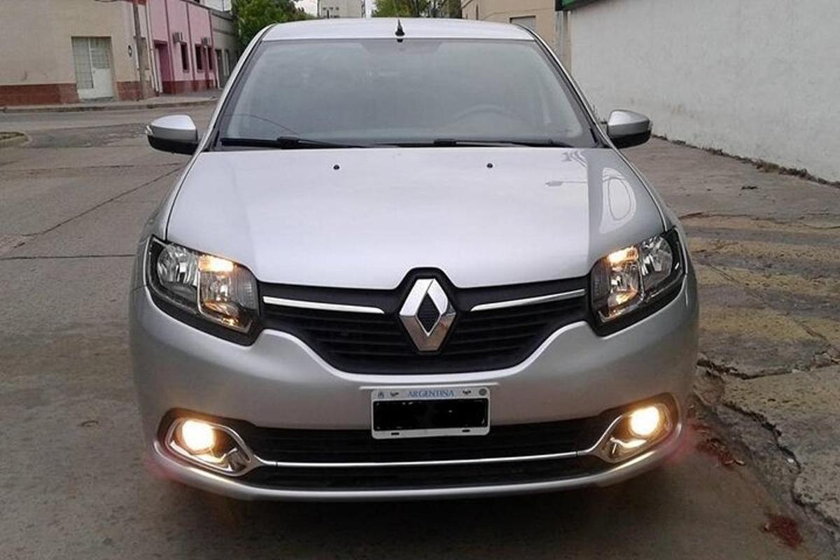stříbrné auto Mazda zaparkované na parkovišti