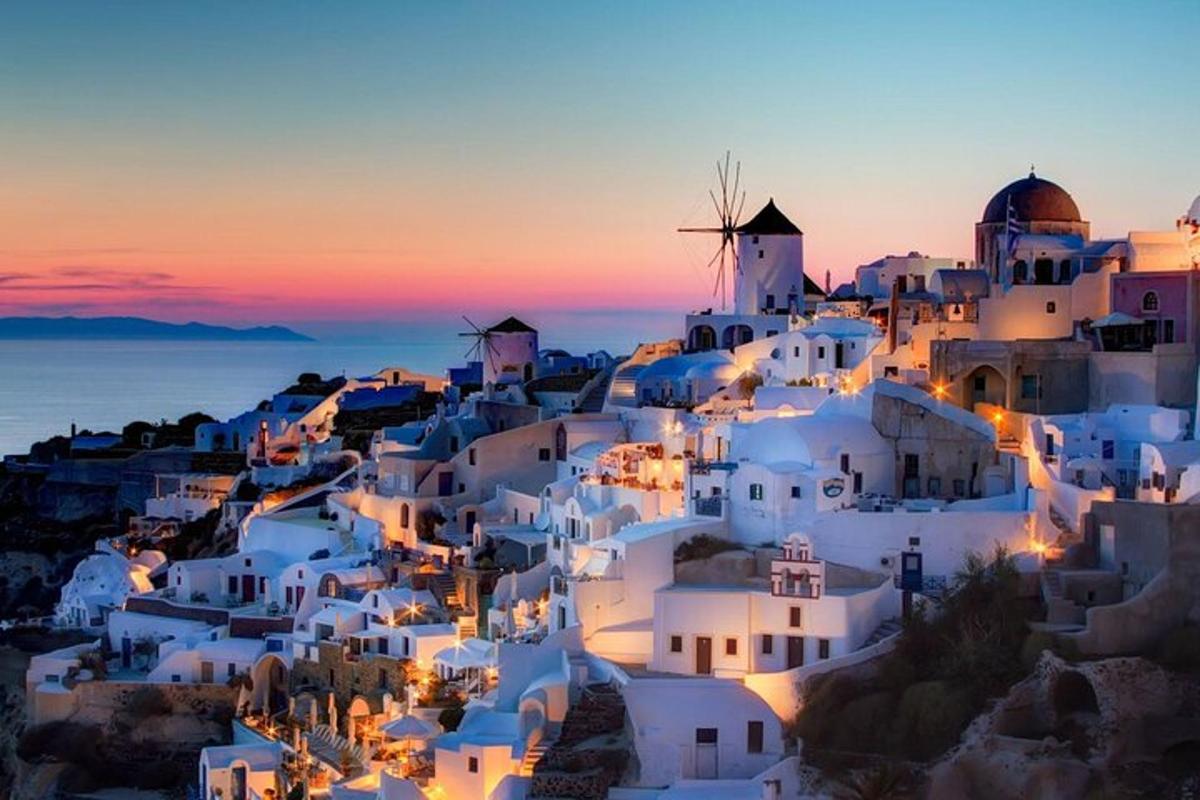 Una vista de un pueblo con edificios blancos al atardecer.