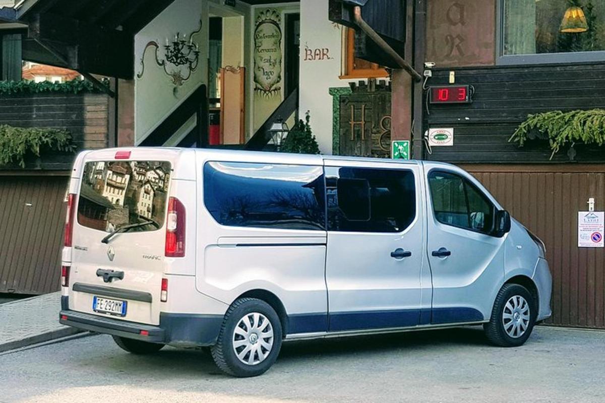 en hvid varevogn parkeret foran en bygning