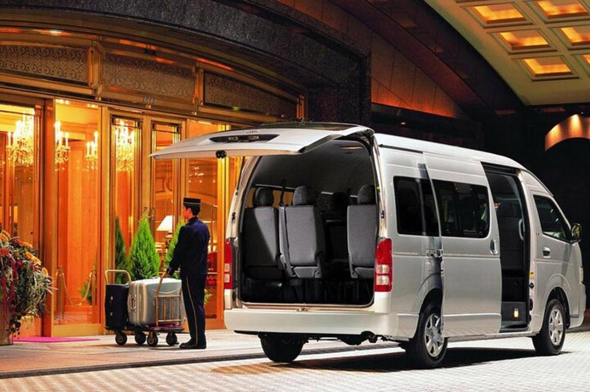 một người đàn ông đứng ở phía sau xe tải với một chiếc ô