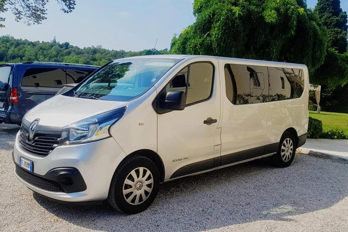 sebuah van putih diletakkan di tempat letak kereta