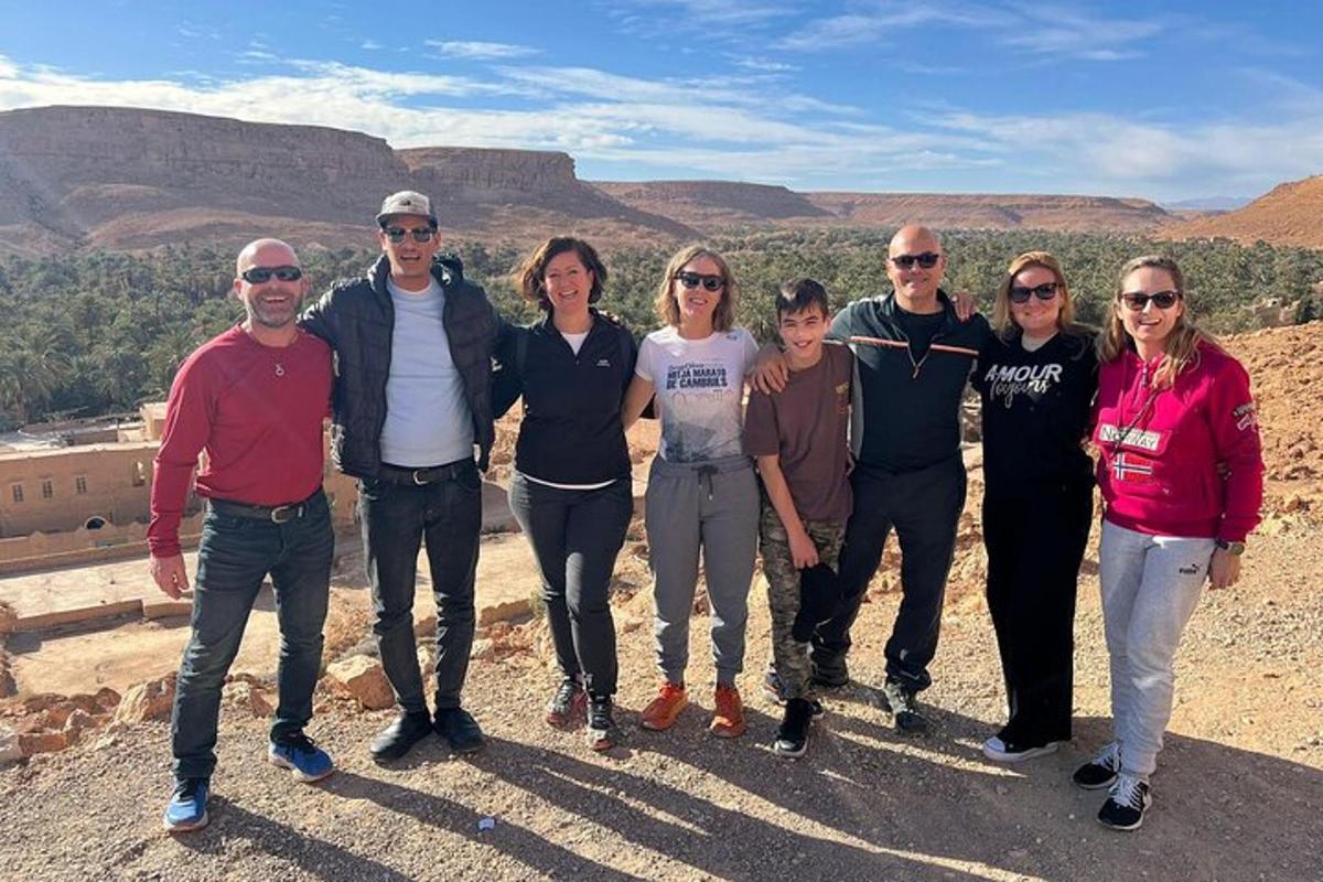 un gruppo di persone in piedi sulla cima di una montagna
