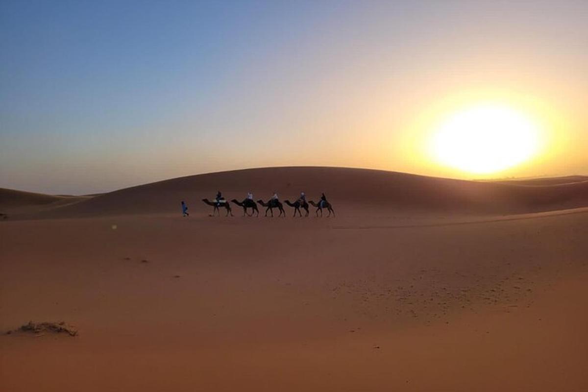 um grupo de pessoas andando a cavalo no deserto