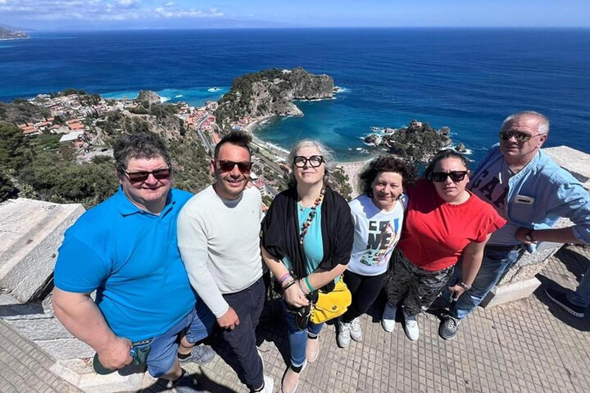 un grup de oameni care stau pe marginea unei stânci