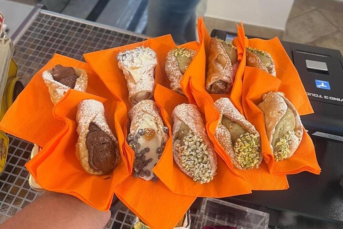 o grămadă de hot dog în hârtie portocalie