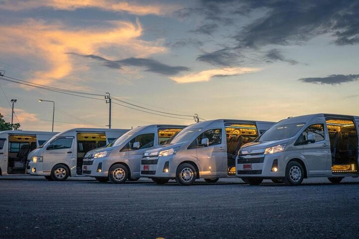 deretan bas perak yang diletakkan di tempat letak kereta