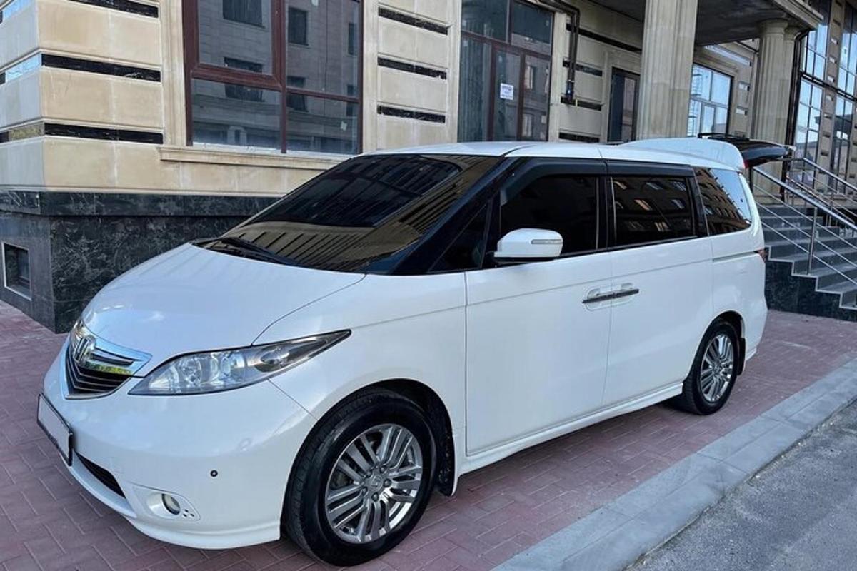 bílé auto zaparkované před budovou
