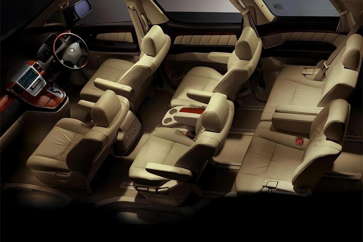 pemandangan kursi belakang mobil
