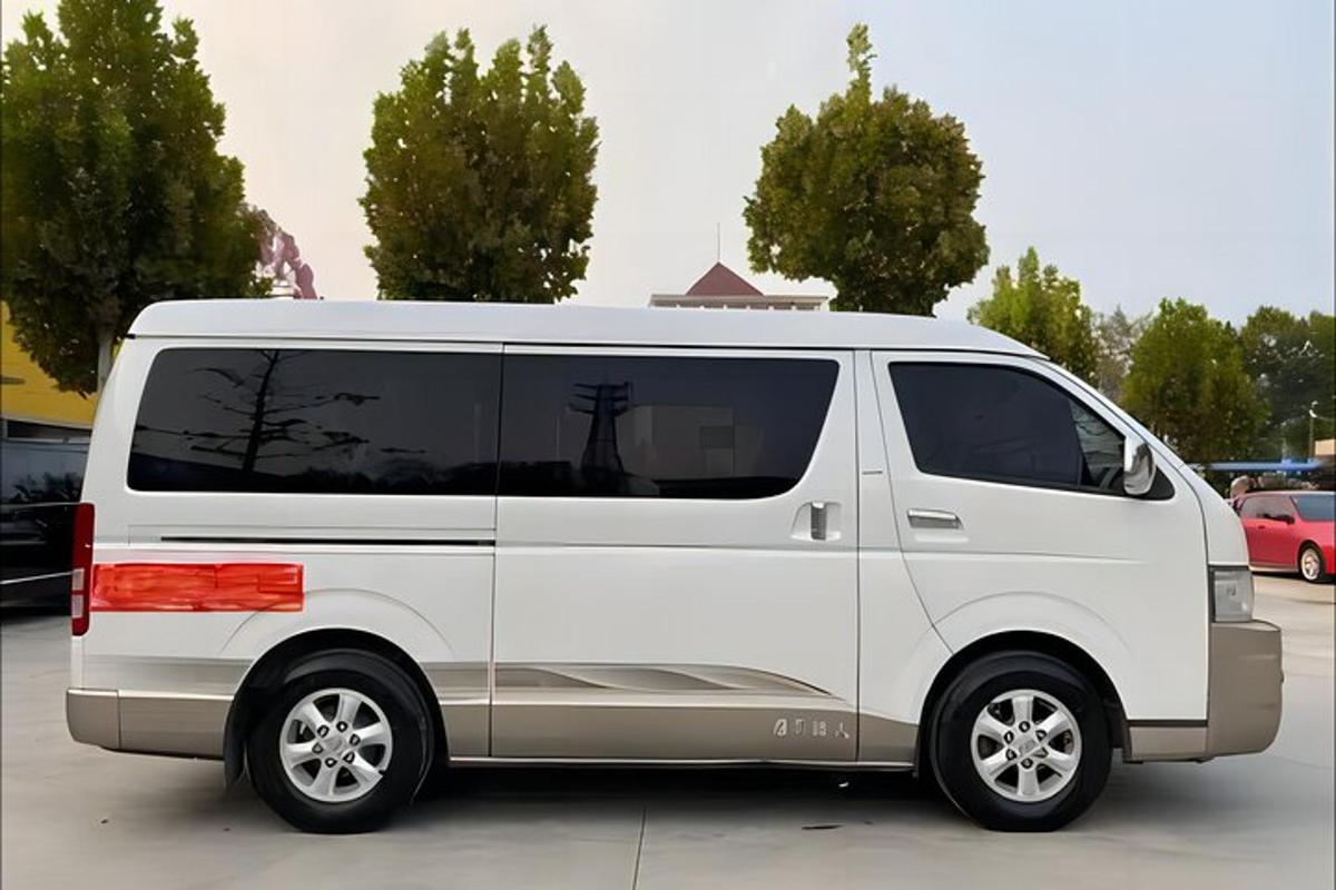sebuah mobil van putih diparkir di tempat parkir
