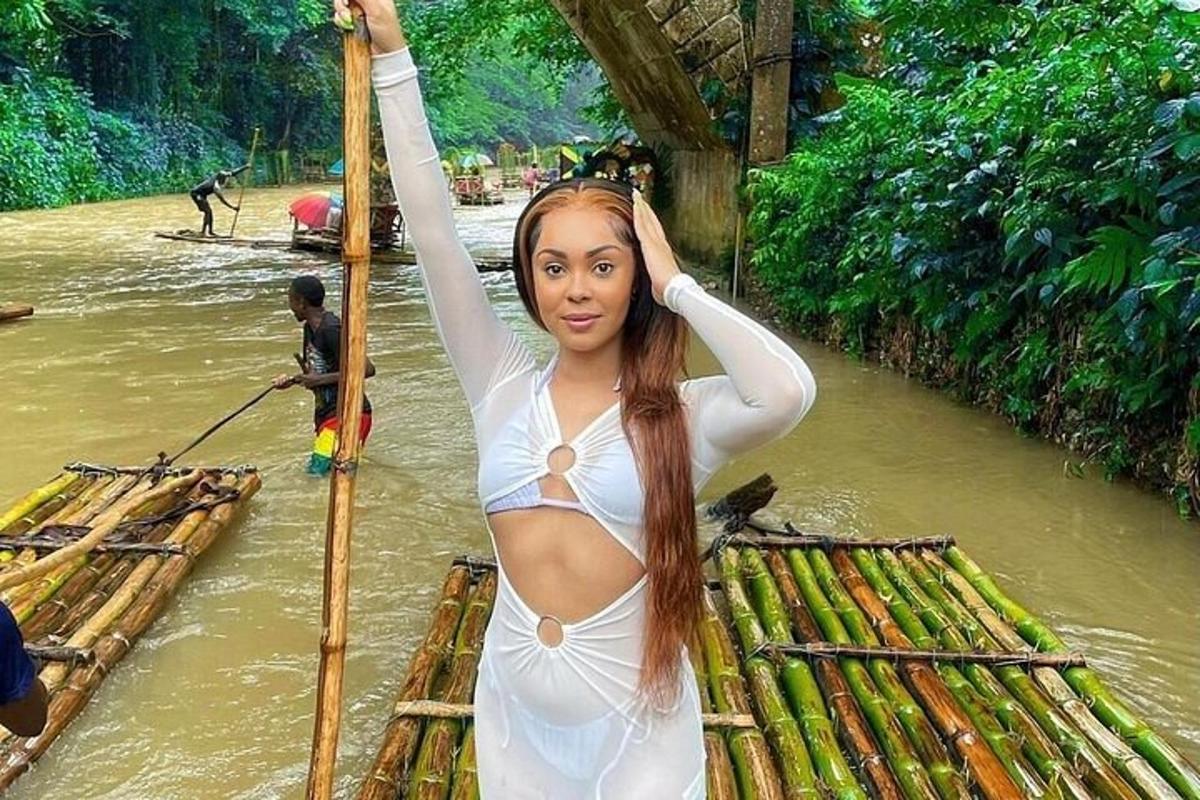 Una mujer está parada en un bote en el agua.
