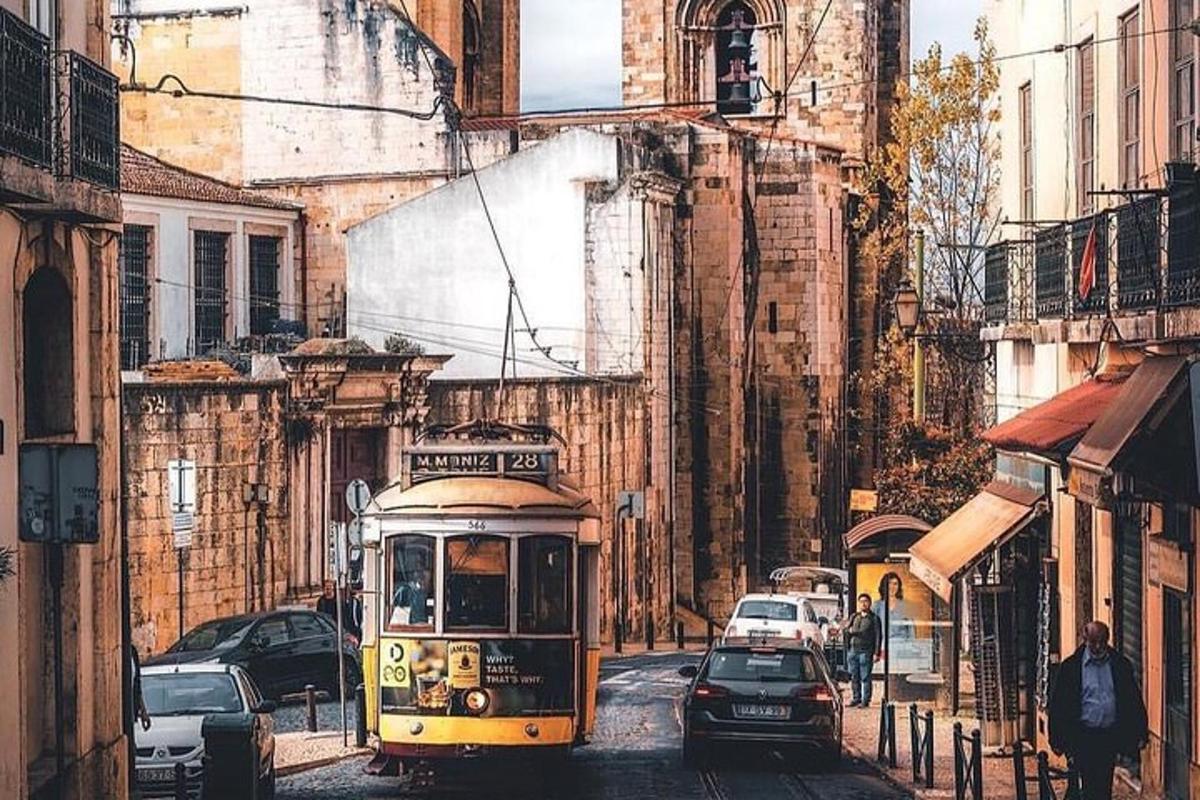 žlutý tramvaj jedoucí po městské ulici