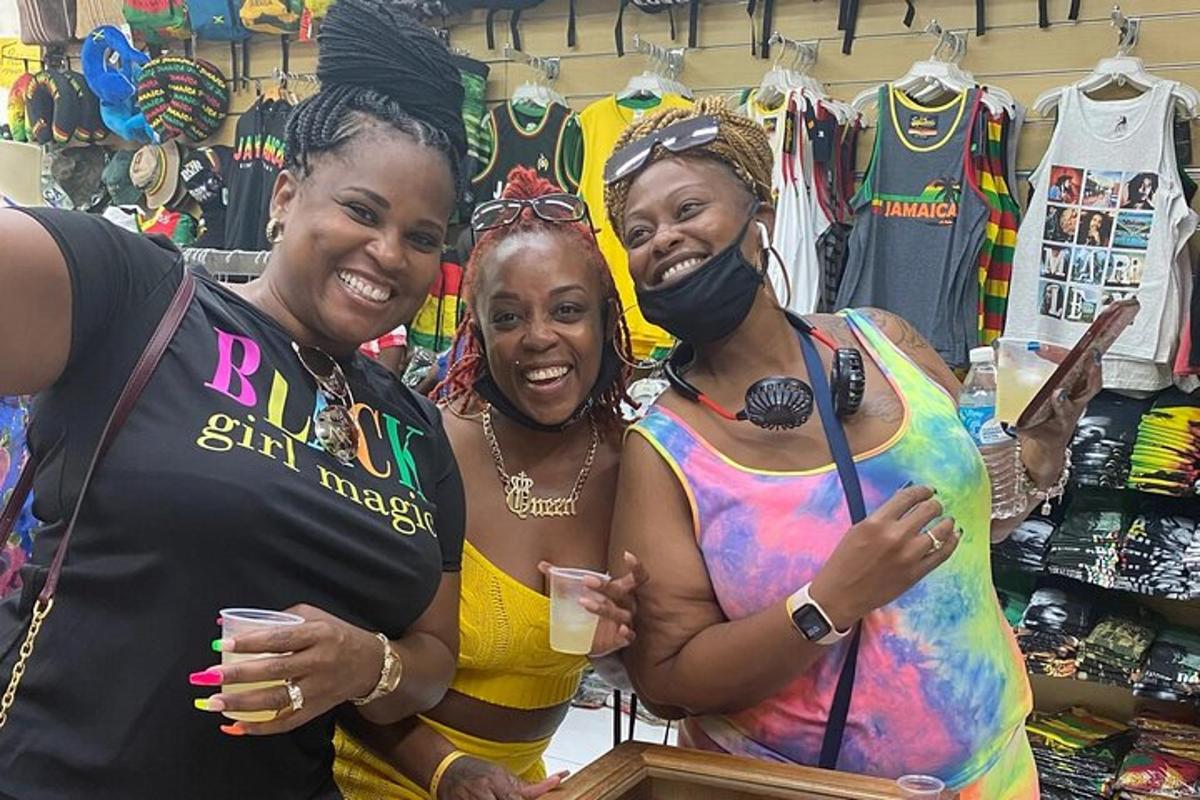 Tres mujeres posando para una foto en una tienda de ropa