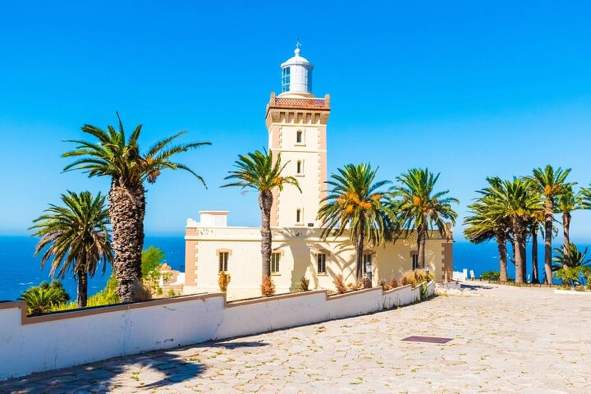 svetilnik na plaži s palmami