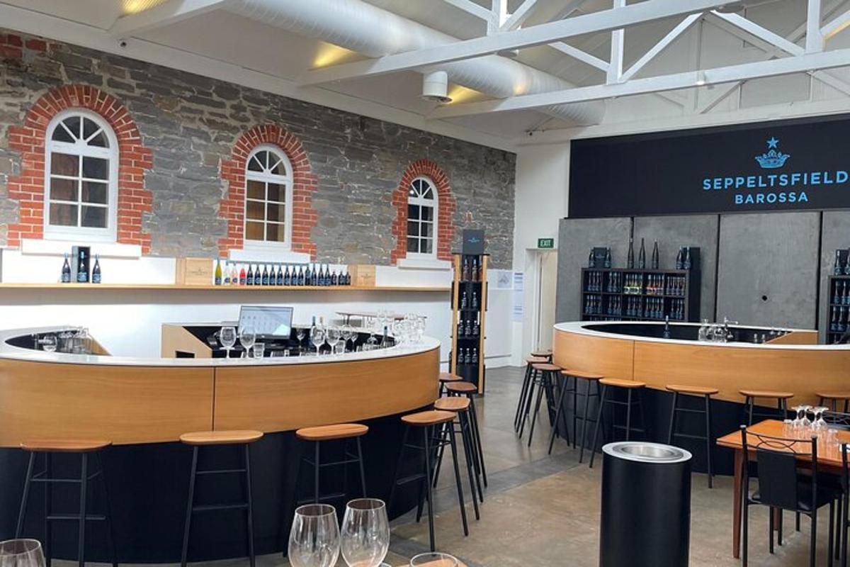 veitingastaður með bar með stólum og borðum