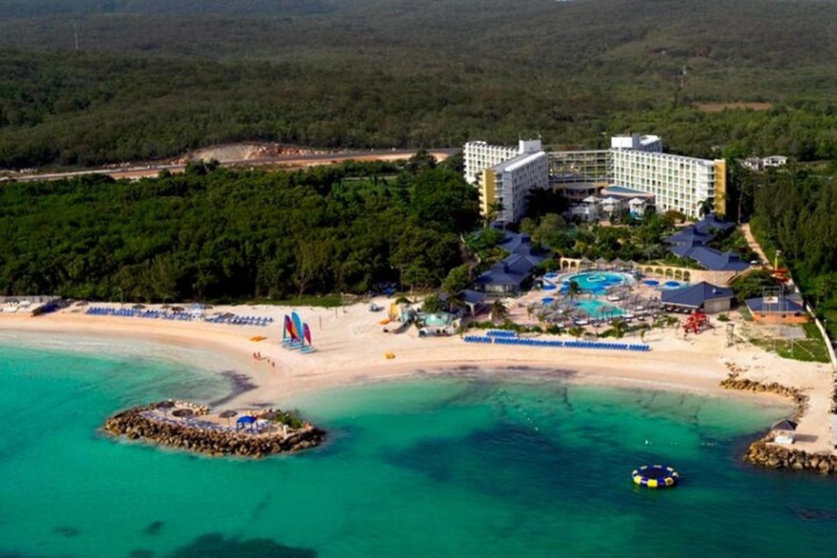 pemandangan udara resort dan pantai