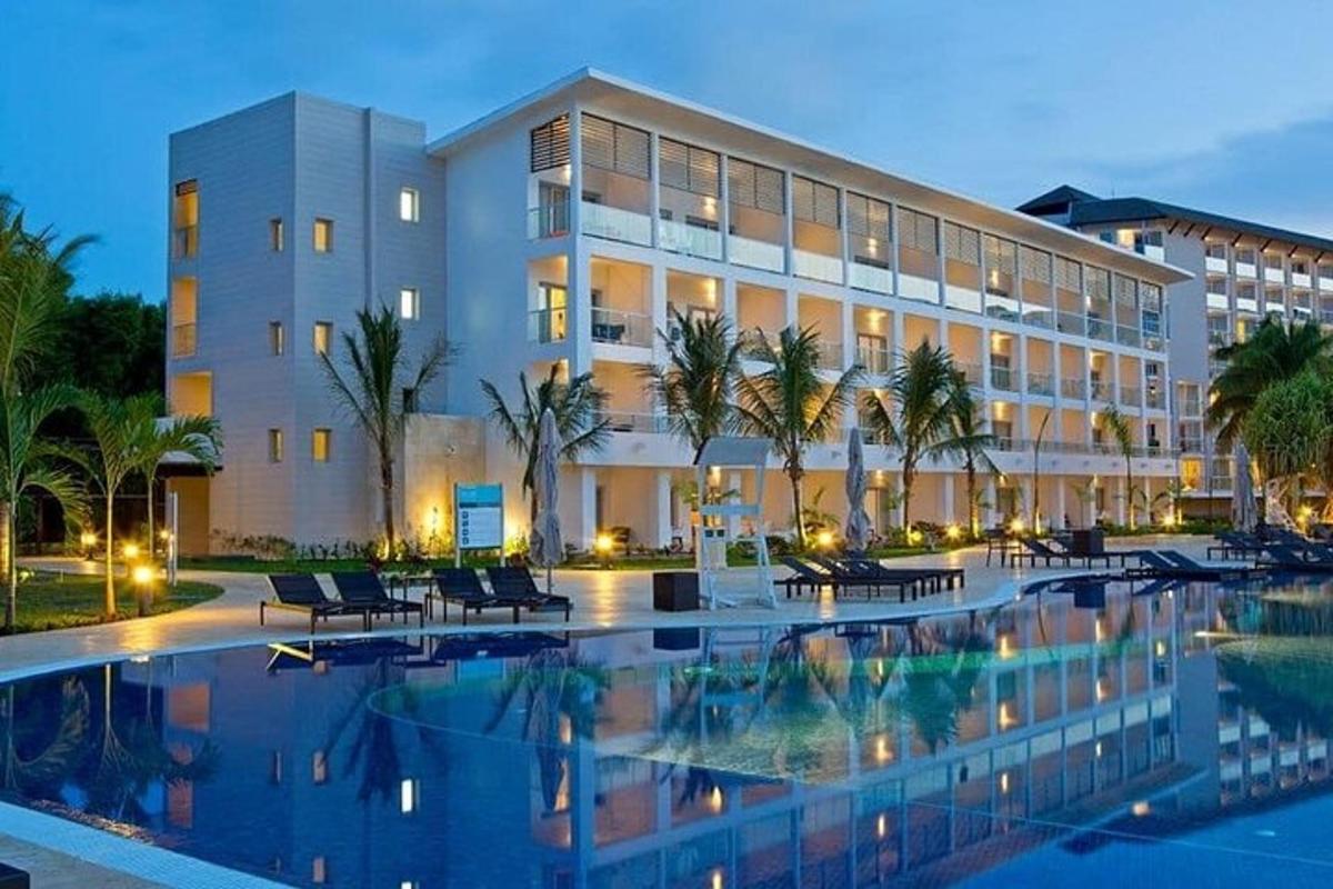 hotel dengan kolam di hadapan bangunan
