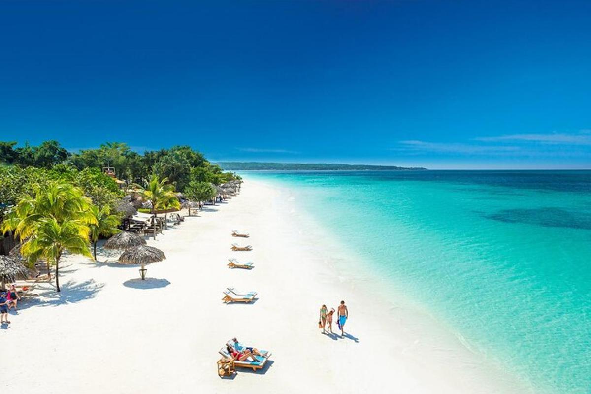 pantai dengan sekumpulan manusia dan lautan