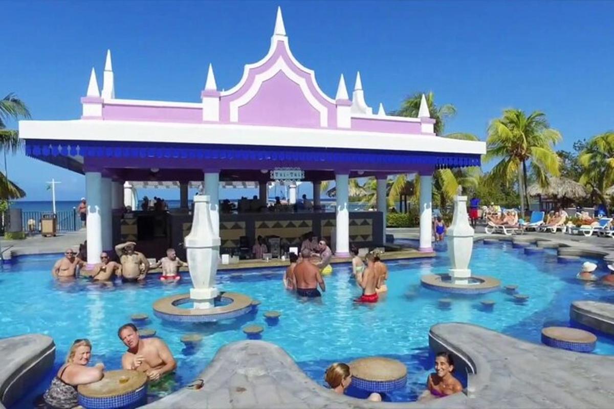 sekumpulan orang di dalam air di sebuah resort