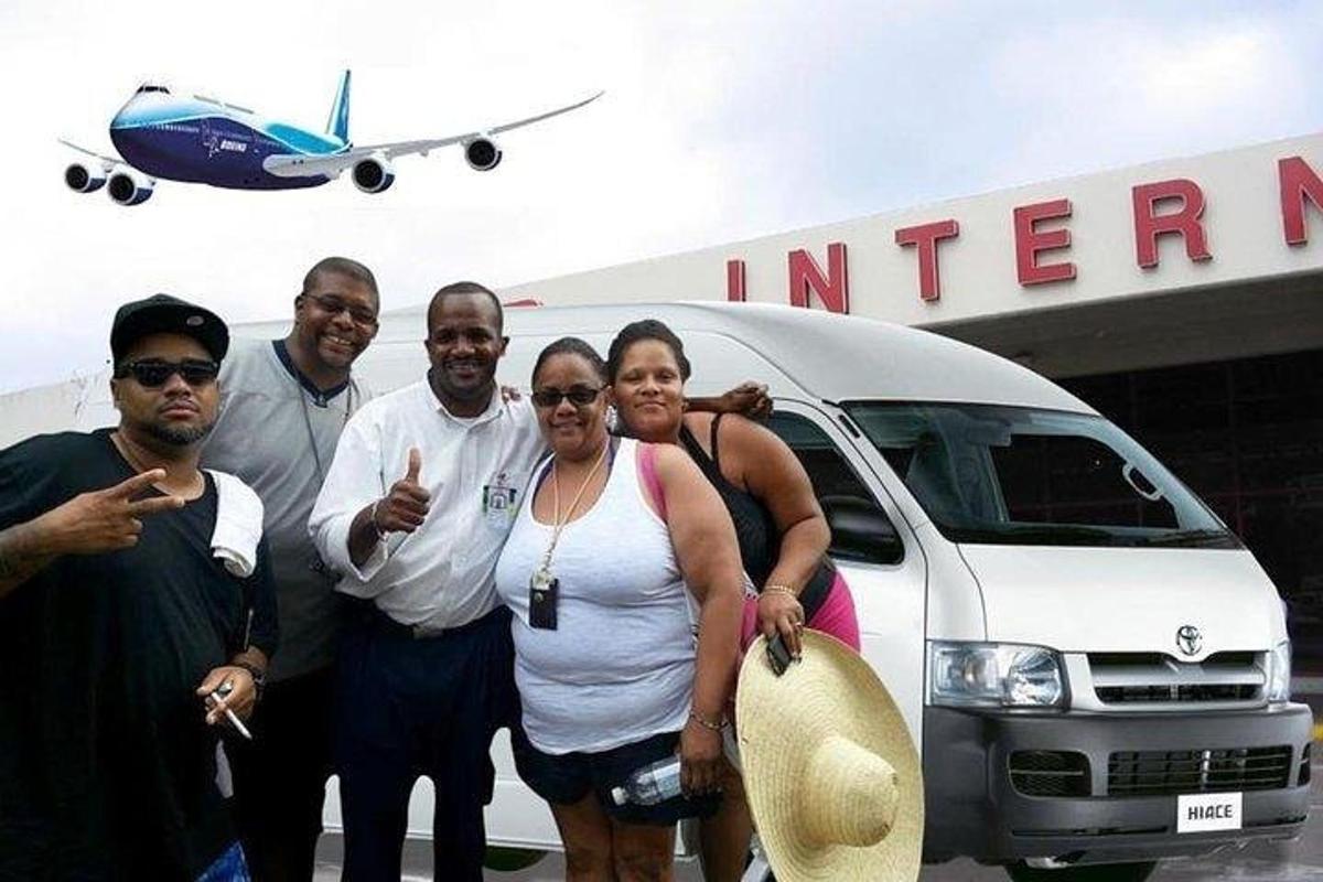 un grup de persones dempeus davant d'un aeroport