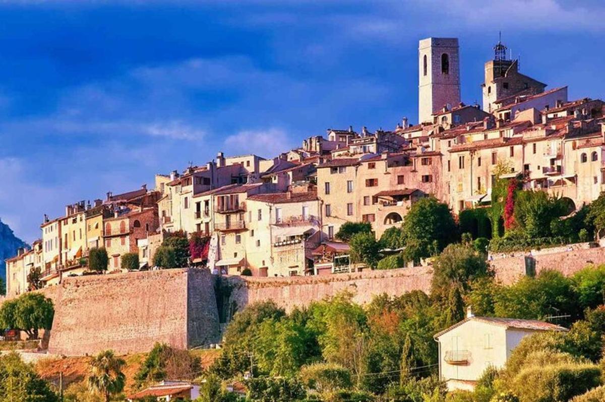 un gruppo di edifici su una collina con una torre