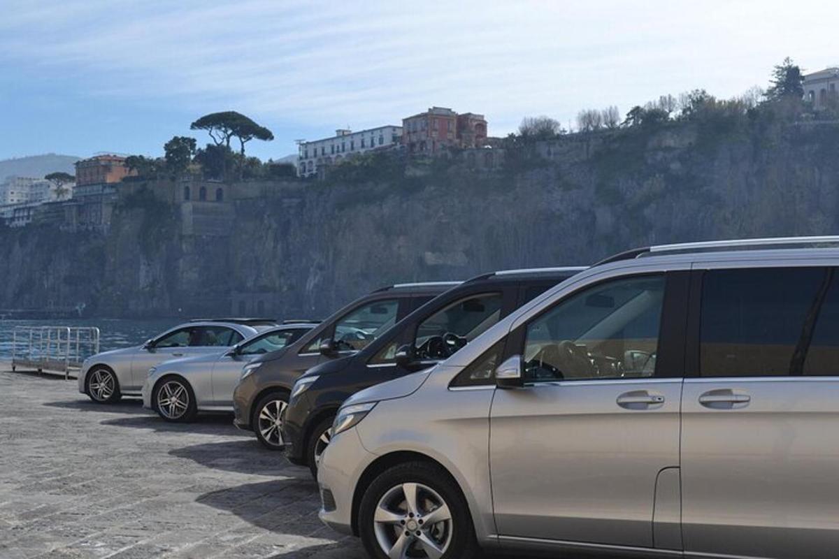 μια σειρά από παρκαρισμένα αυτοκίνητα δίπλα στο νερό