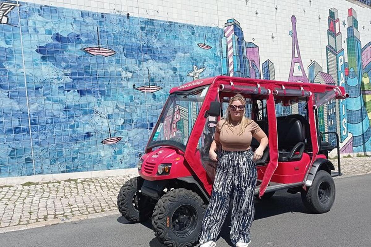 seorang wanita berdiri di depan mobil golf merah