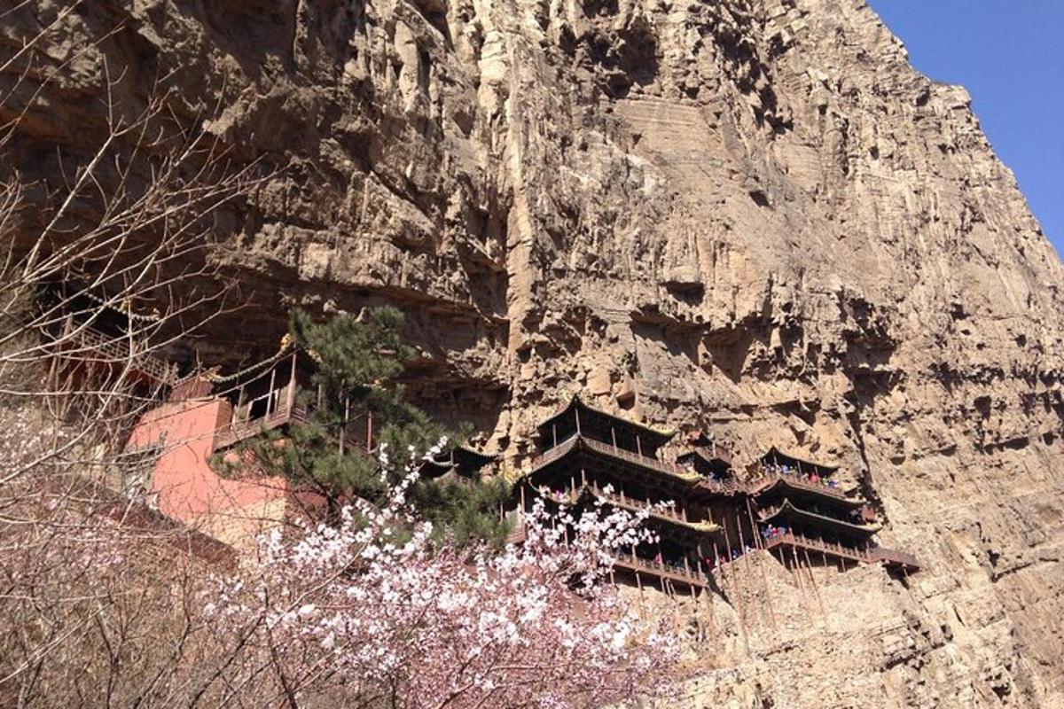 una montagna con un edificio sul fianco
