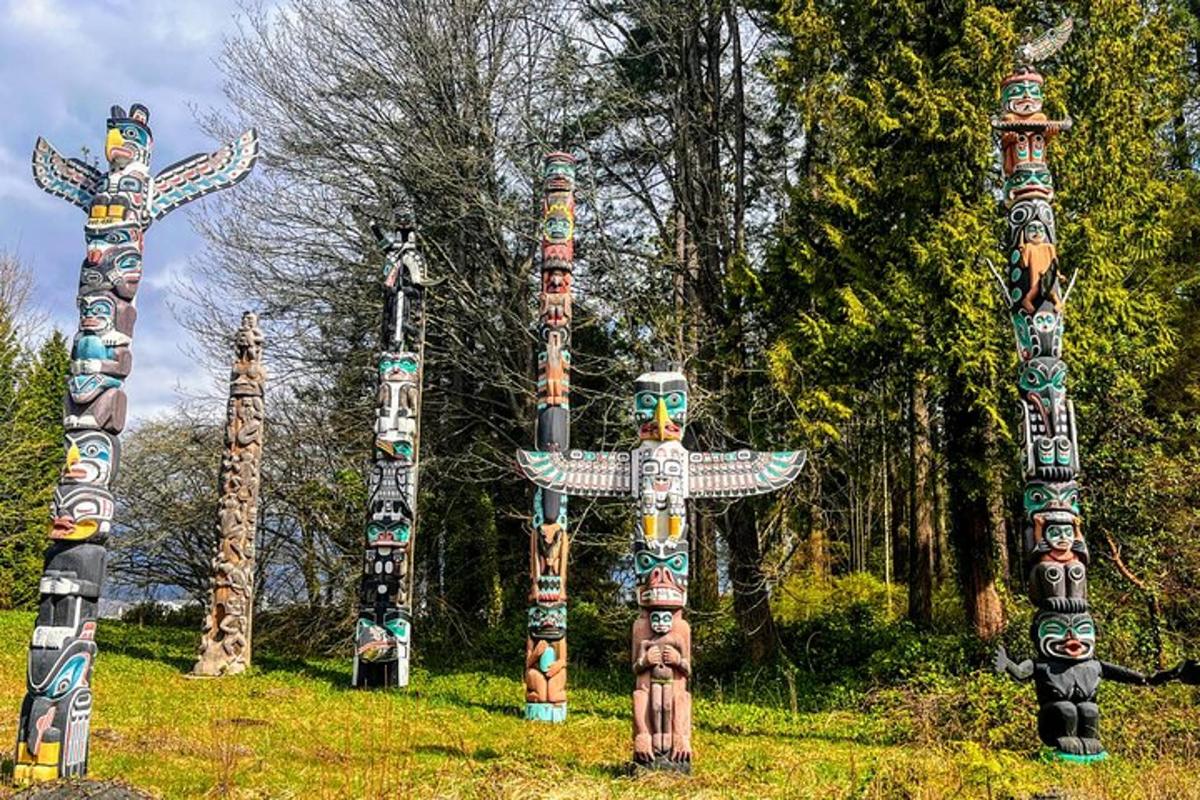 un gruppo di pali totemici in un campo