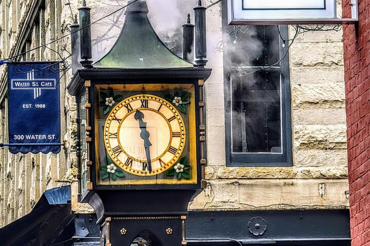 un orologio sul lato di un edificio