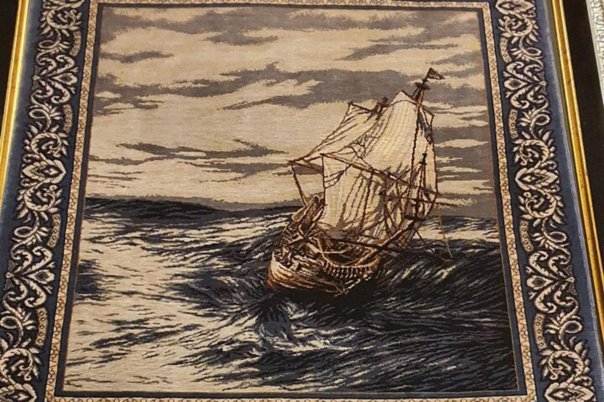 un dipinto di una barca in acqua