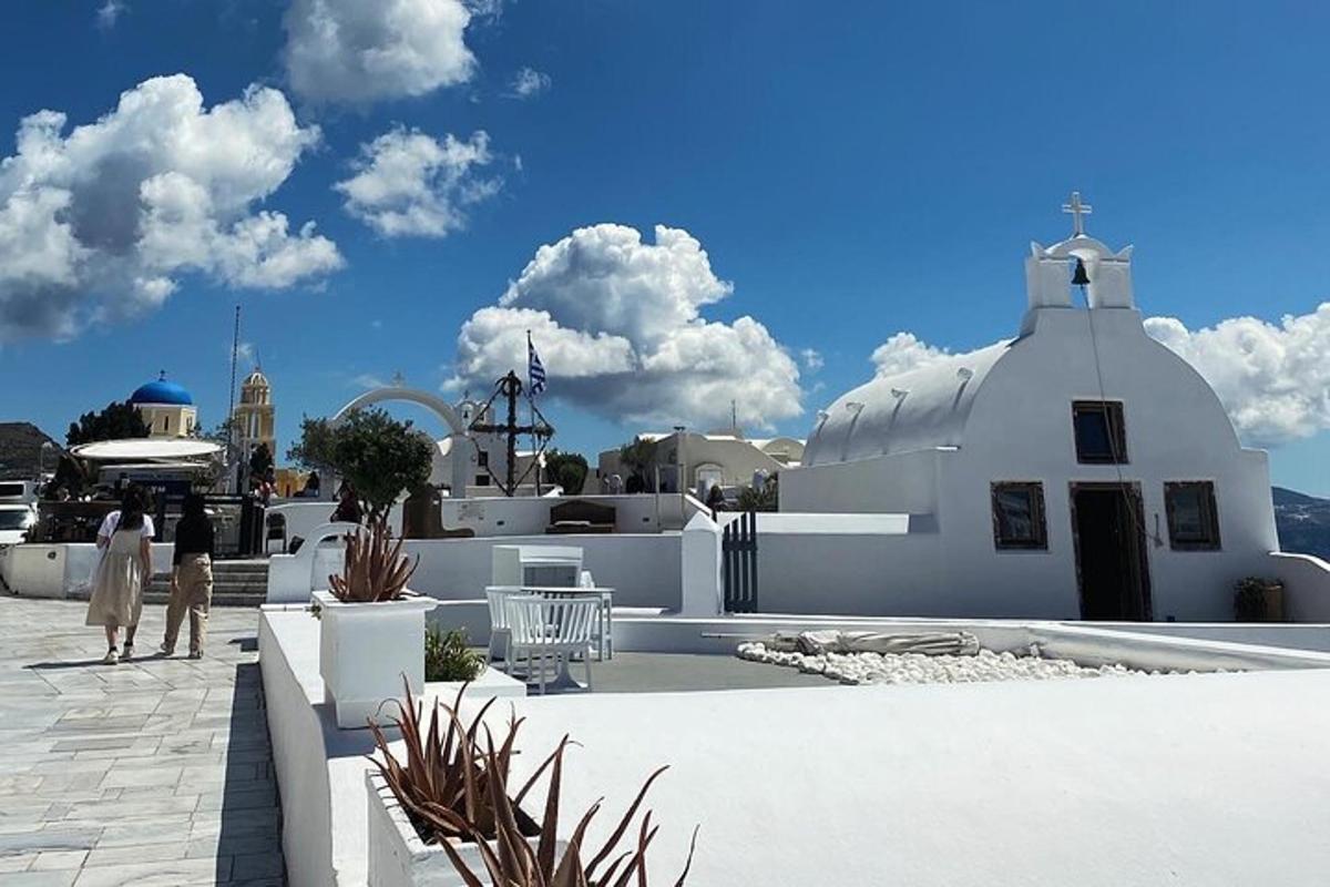 Un edificio blanco con una cruz encima.