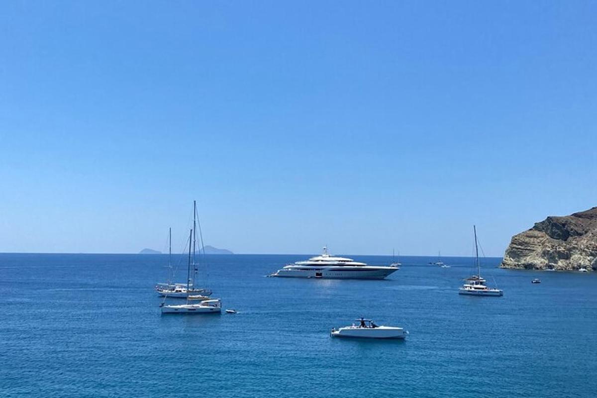 un grupo de barcos en una gran masa de agua