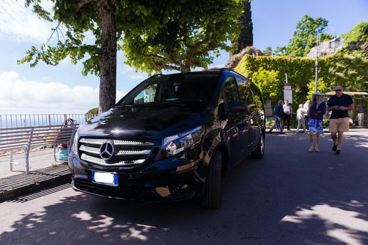 čierne SUV zaparkované na kraji ulice