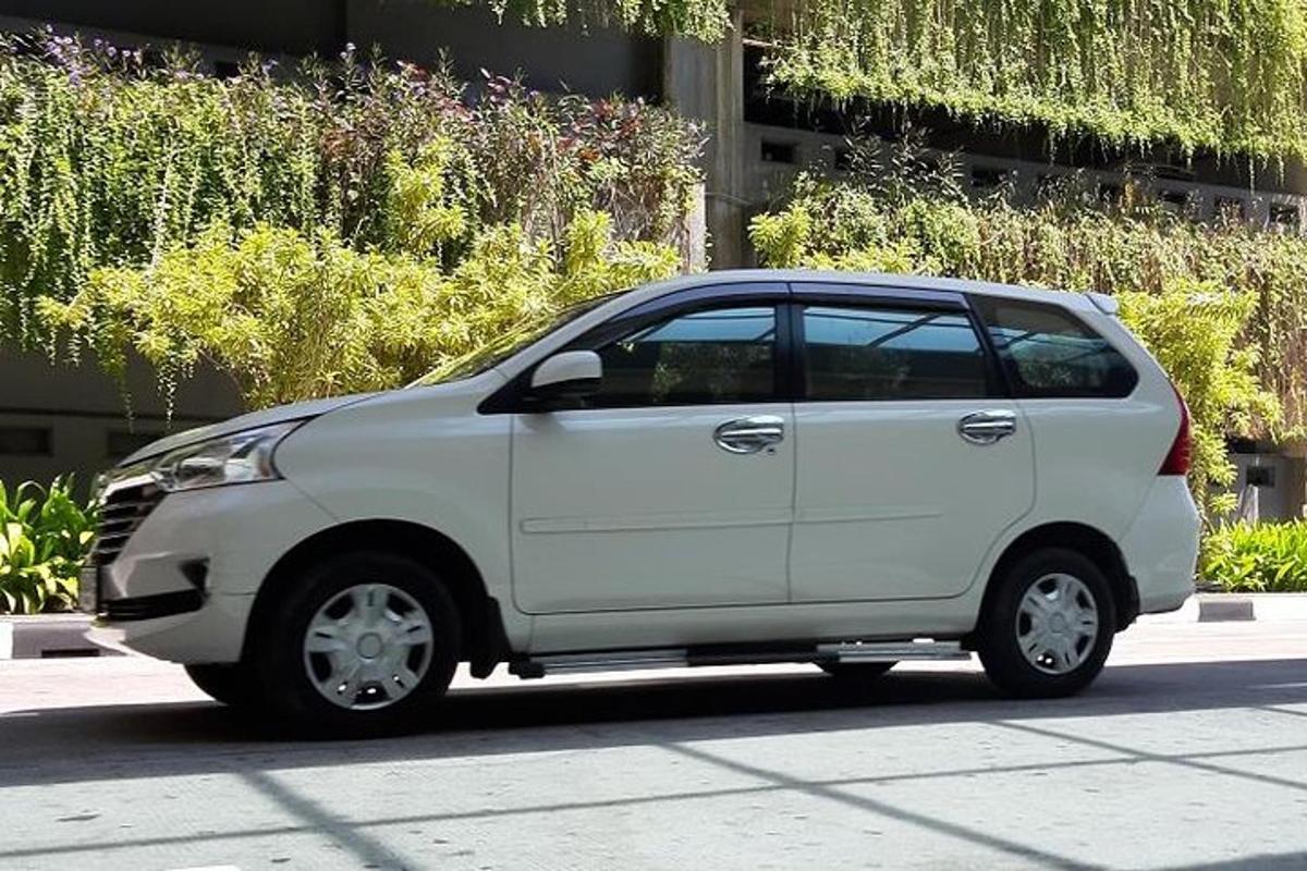 mobil putih diparkir di pinggir jalan